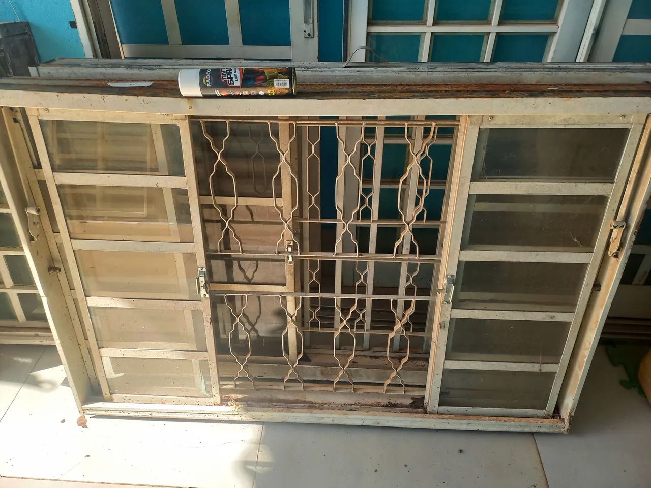 Vendo 3 janelas de 1.50 por 1.00 conservada com grade e vidros lisos barato pra ir logo  - Foto 5