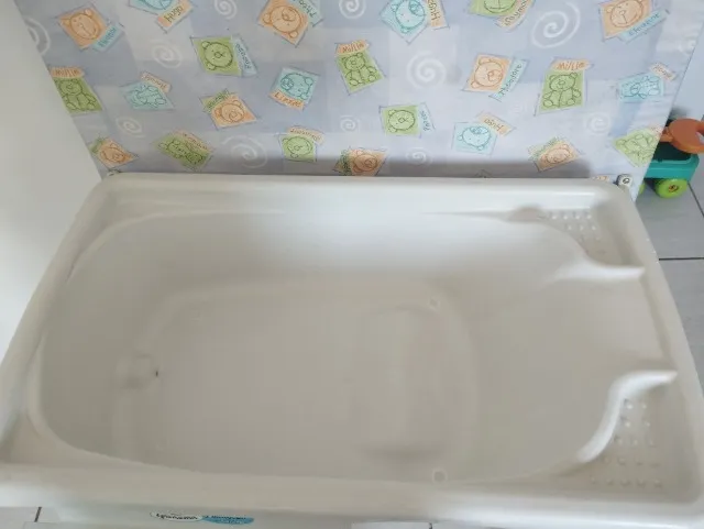 Banheira com suporte e trocador infantil