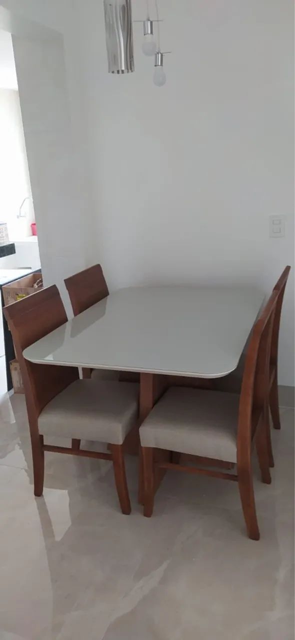 Mesa de Jantar com 4 Cadeiras resistente de madeira 