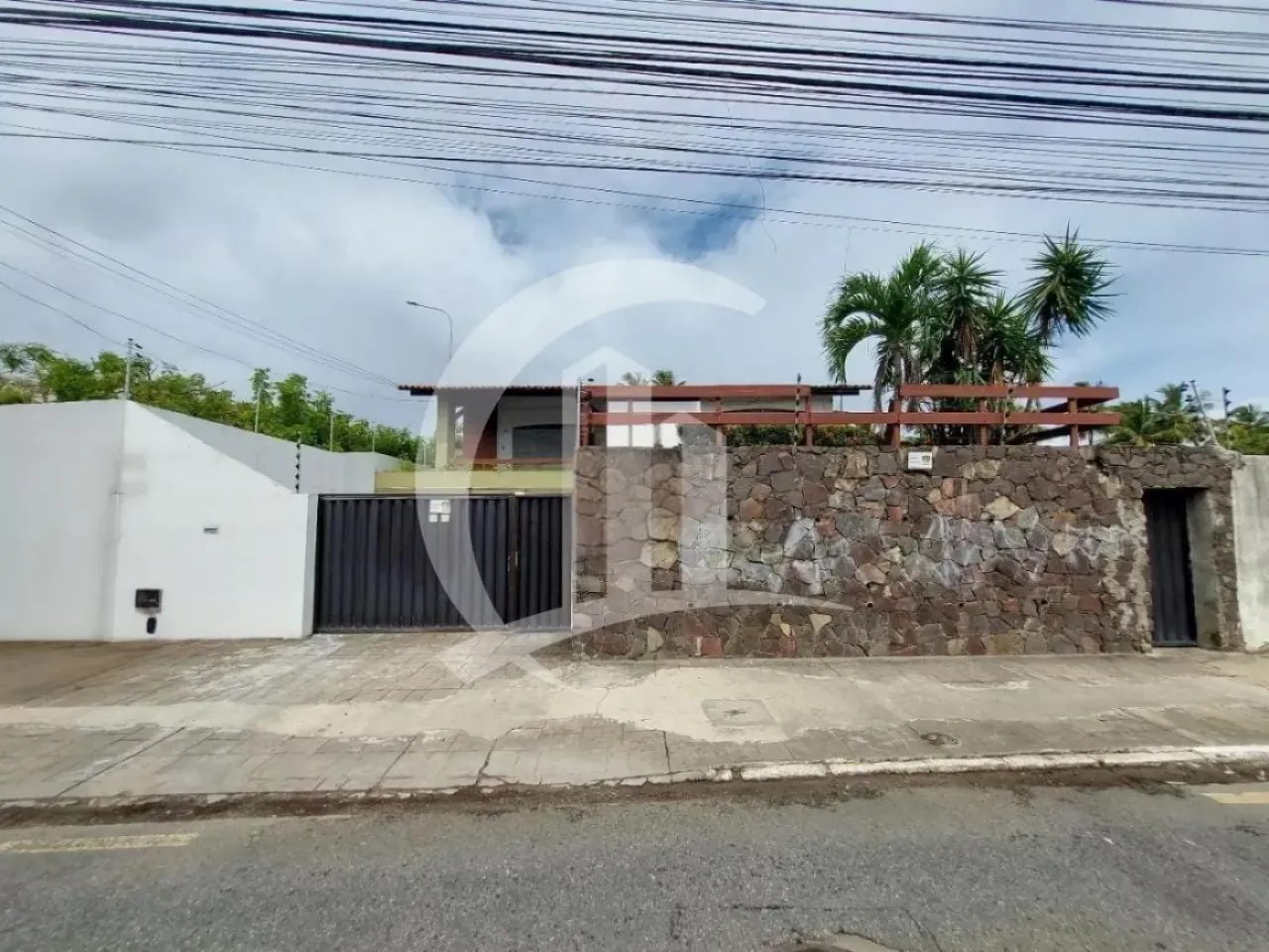 Casa Residencial ou Comercial de 350m² com 5 Quartos sendo 2 (Suítes) para Locação no Bair