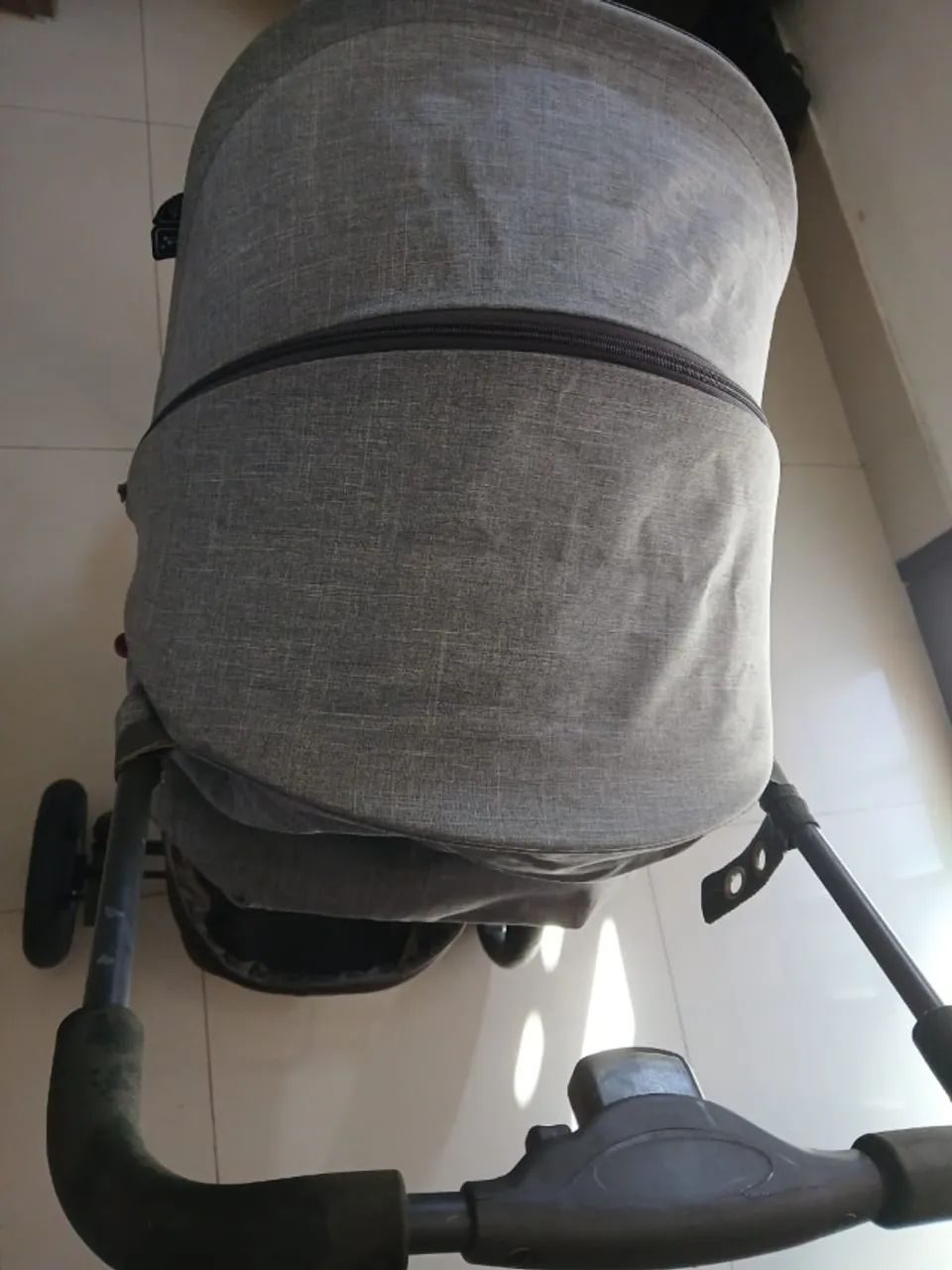 Carrinho de bebê cinza "3 rodas" - Foto 4