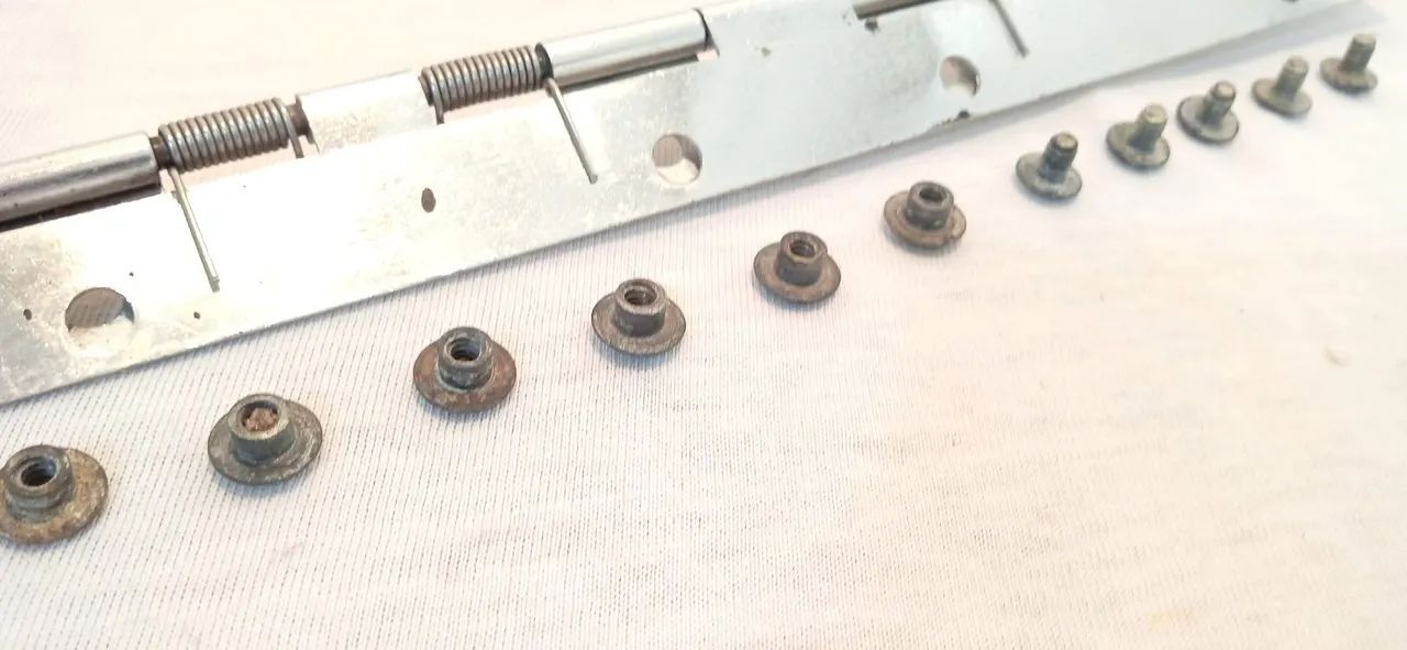 Dobradiça manteigueira  geladeira Frigidaire antiga com parafusos - Foto 2