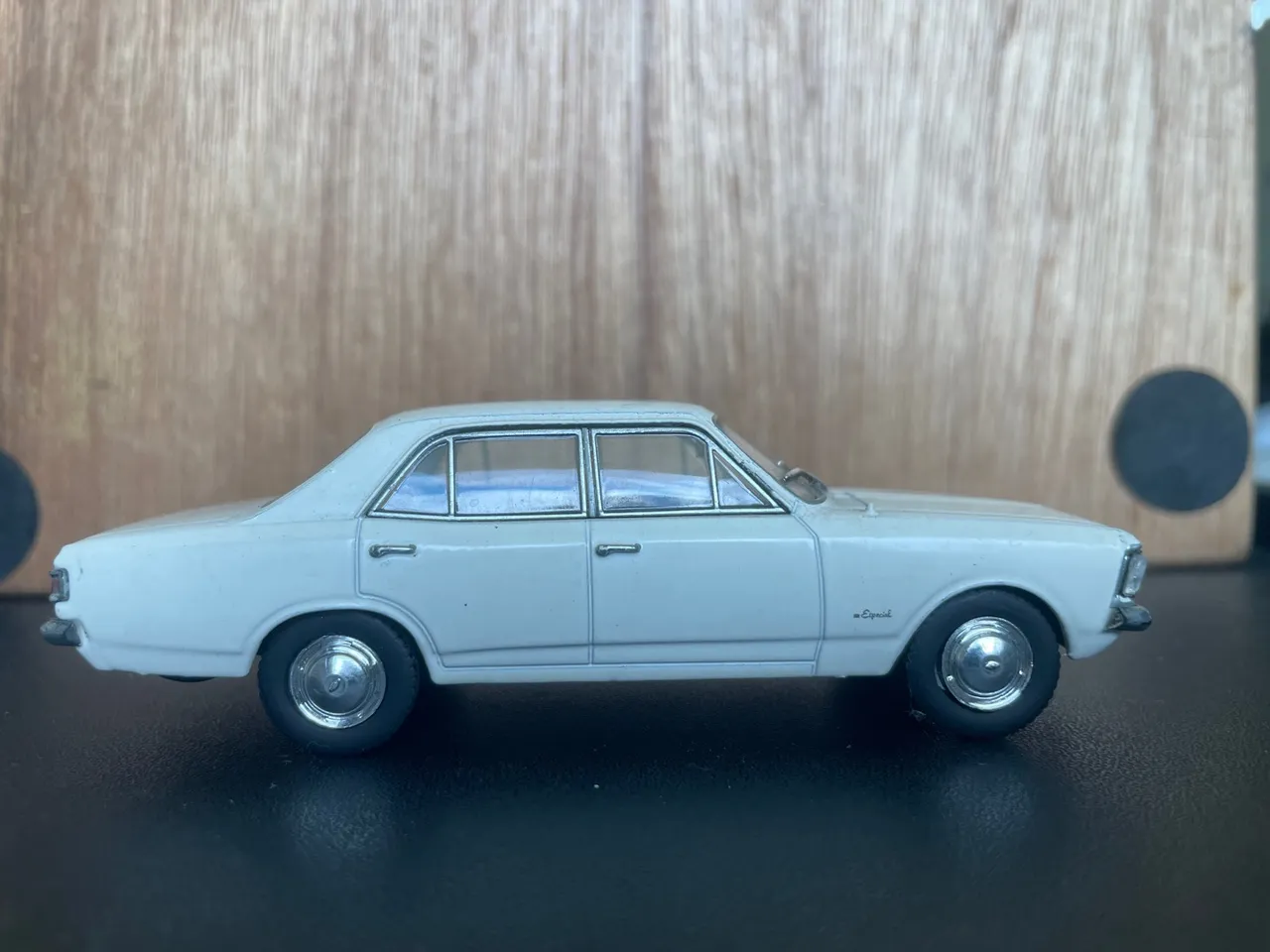 Miniatura Opala Especial 2500 1970 escala 1/43