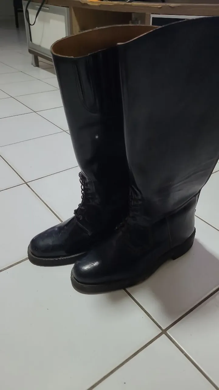Botas cano longo de couro - Tamanho 44