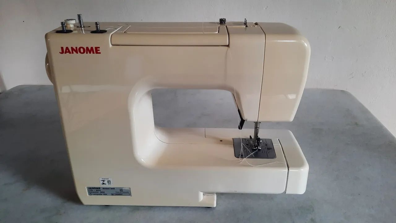 Máquina de Costura Janome 2008 - Usada - Foto 2