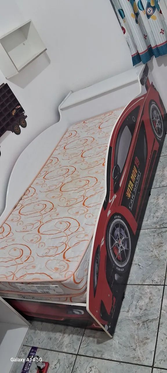 Cama de criança Carro de corrida com baú e colchão.