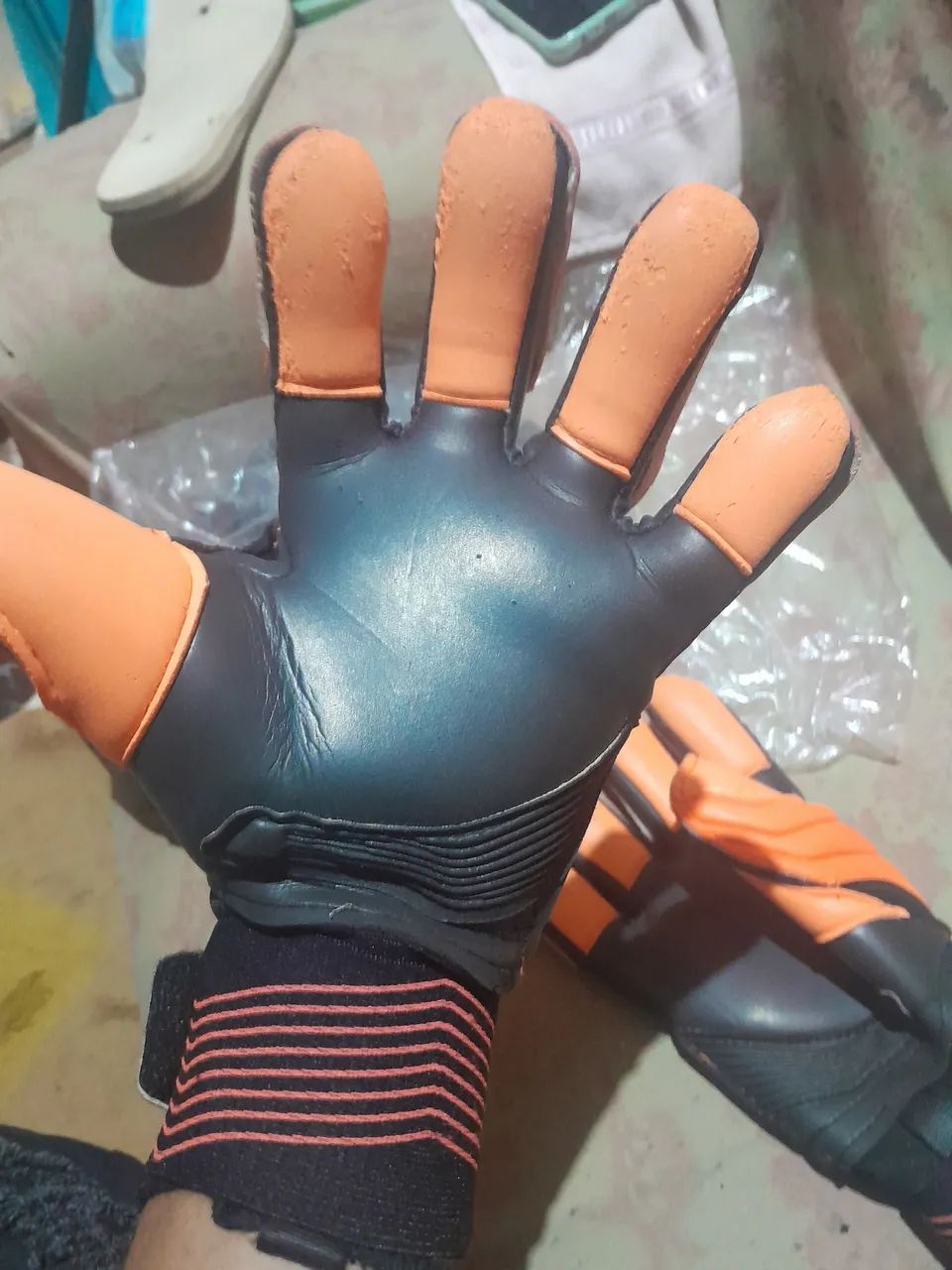 Luvas de Goleiro Adidas Pro - Tamanho 08 , usada ,mais tá em bom estado  - Foto 5