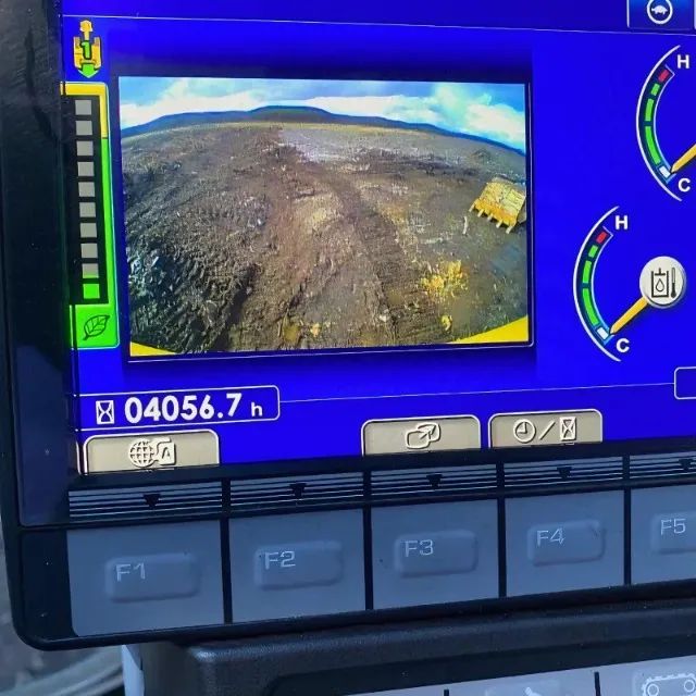 Escavadeira Komatsu PC 210 ano 2020 (repasse) - Foto 6