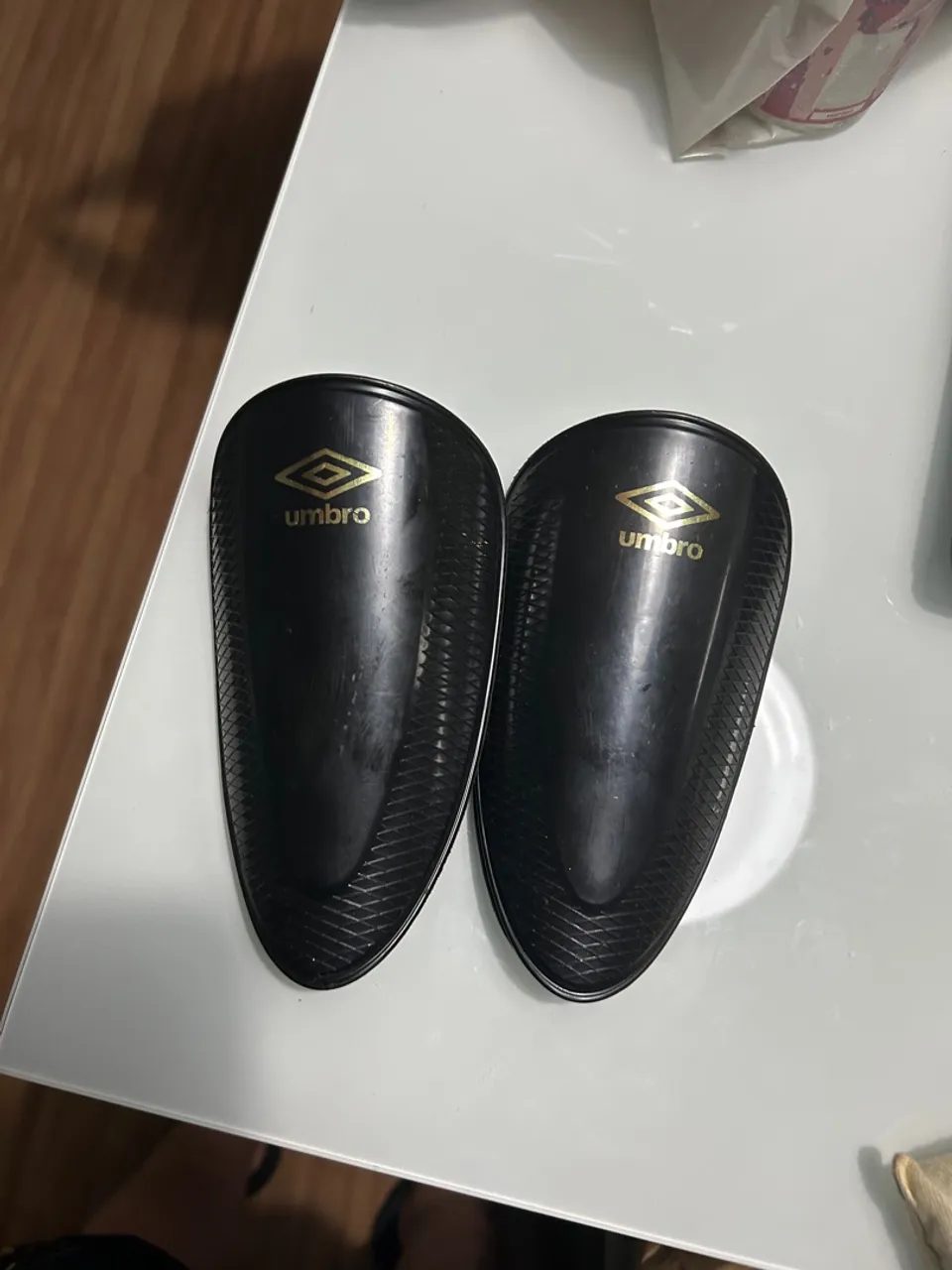 Caneleira Umbro Preta - Proteção e Conforto para seus Jogos