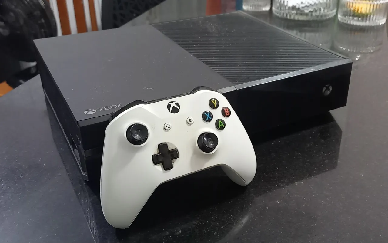 Xbox One junto com controle xbox sem fio e controle com fio