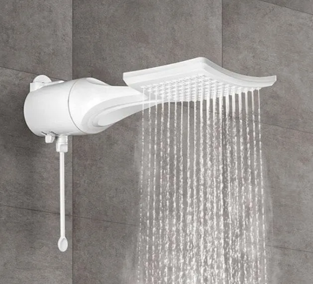 Chuveiro de teto com água quente e fria