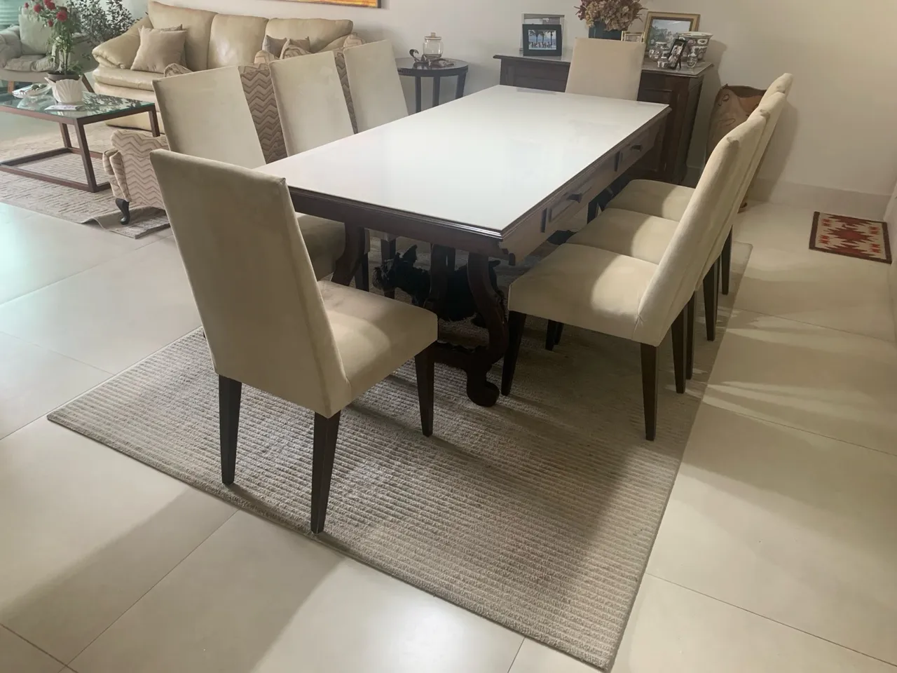 Mesa de Jantar Elegante com Cadeiras