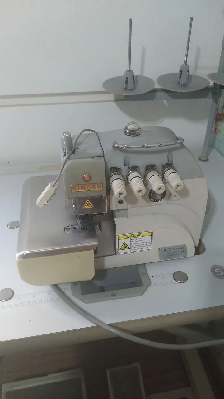 Overlock Singer direct drive  - Foto 2