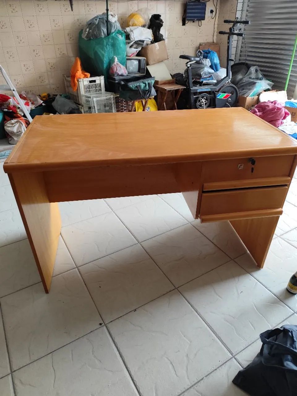 Mesa de escritório com gavetas e chaves
