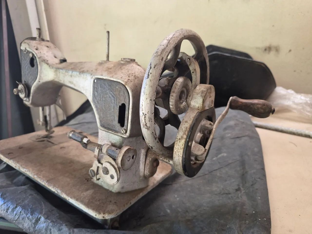 Maquina de costura antiga  - Foto 2