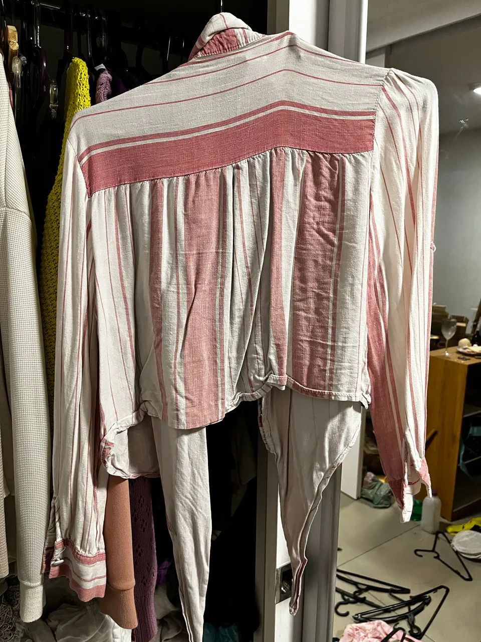 Camisa blusa social cropped com bolsos e botões  - Foto 3