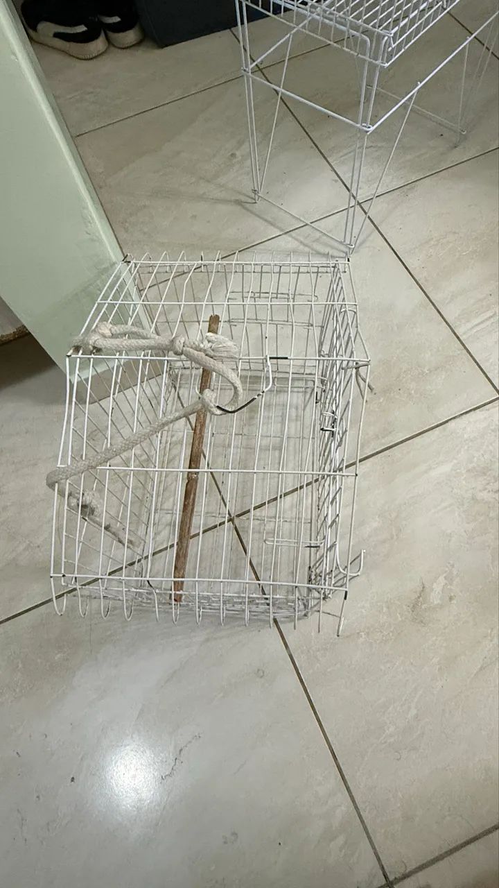 Gaiola para pássaros branca - modelo chalé - Foto 2