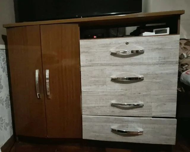 Cômoda 4 gavetas e duas portas