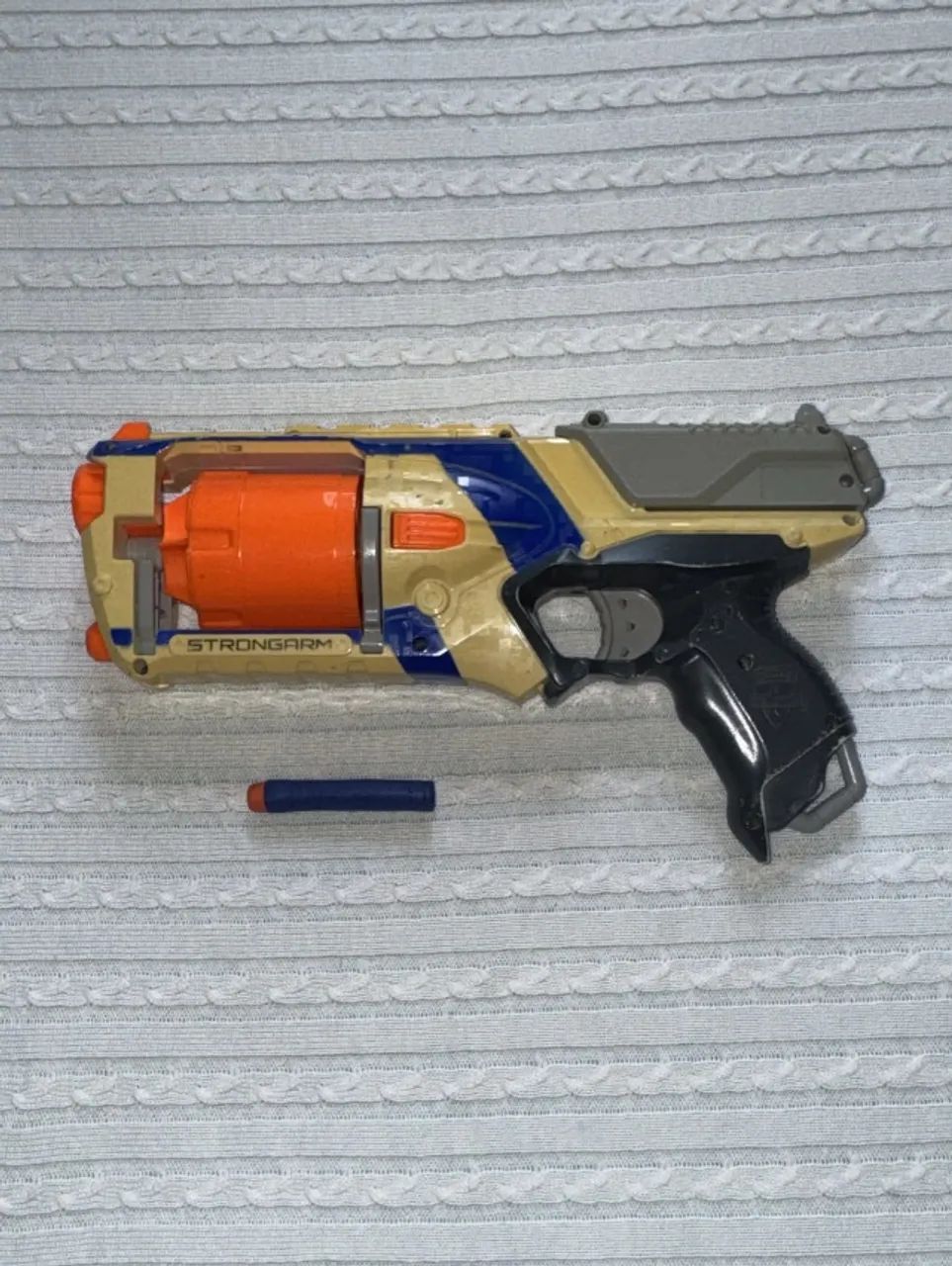 nerf da Strongarm com um dardo