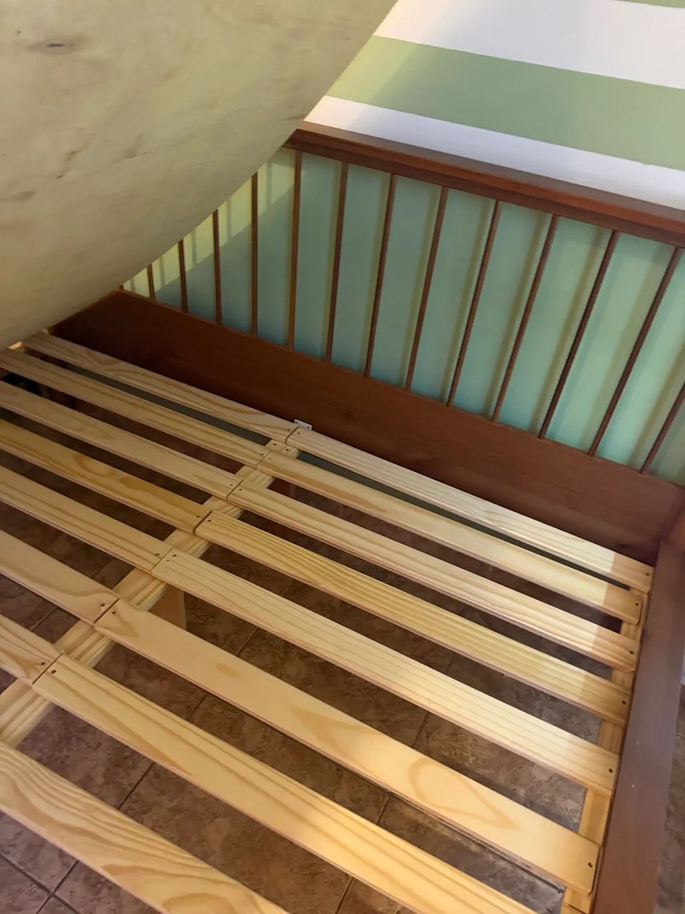 Base de cama madeira com colchão Quenn