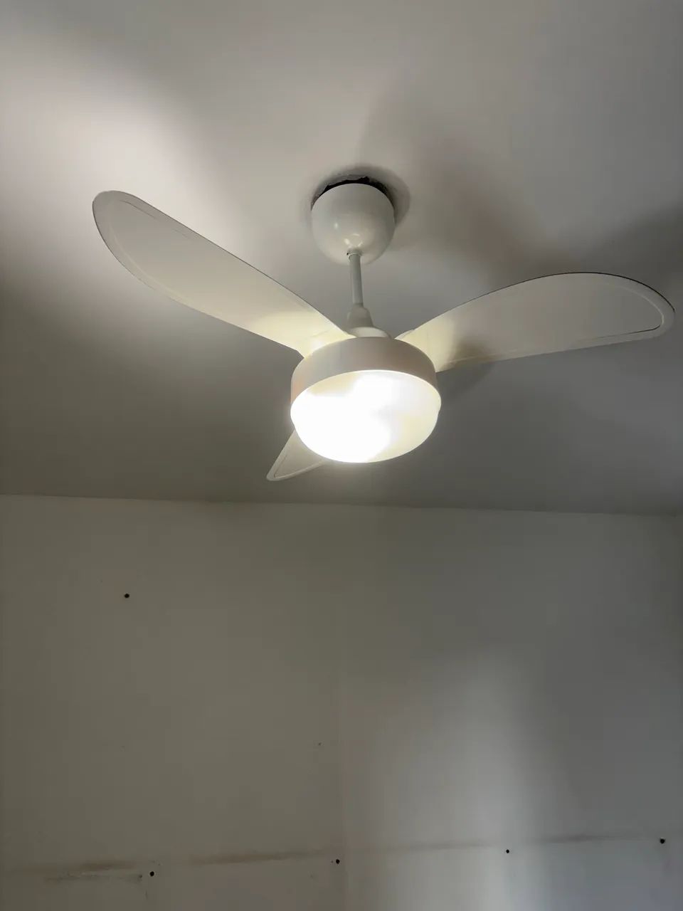 Modelo moderno branco compacto (pás arredondadas e luminária embutida)