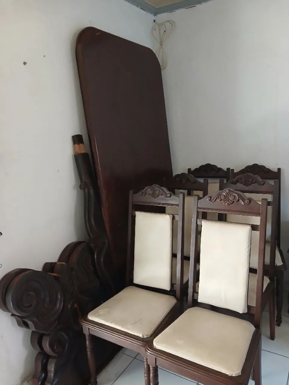 Mesa e cadeiras