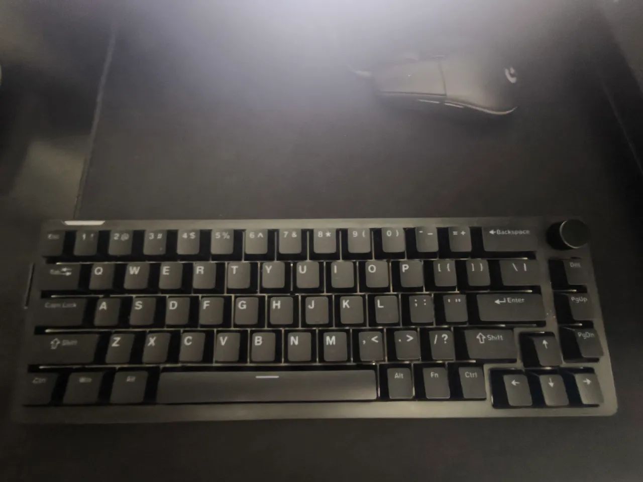 Teclado mecânico 65% furycube v68, 1 mês e meio de uso,