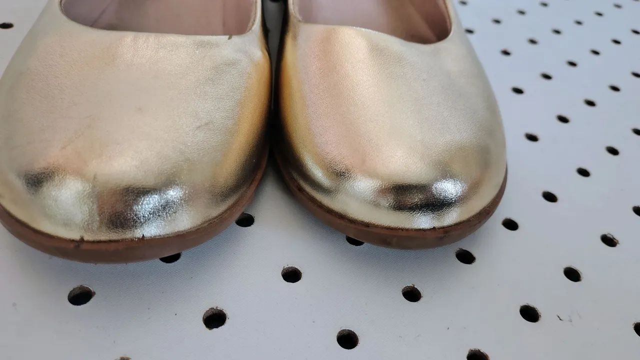 Sapatilha boneca dourada número 35 e bolsa de alta dourada pequena - Foto 3