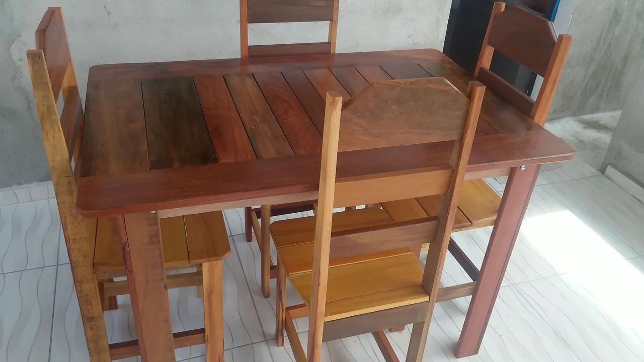 Mesa com 4 cadeiras 