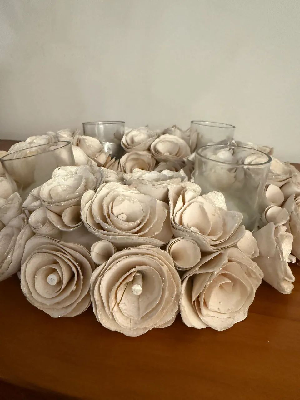 Arranjo de mesa com flores e velas  - Foto 2