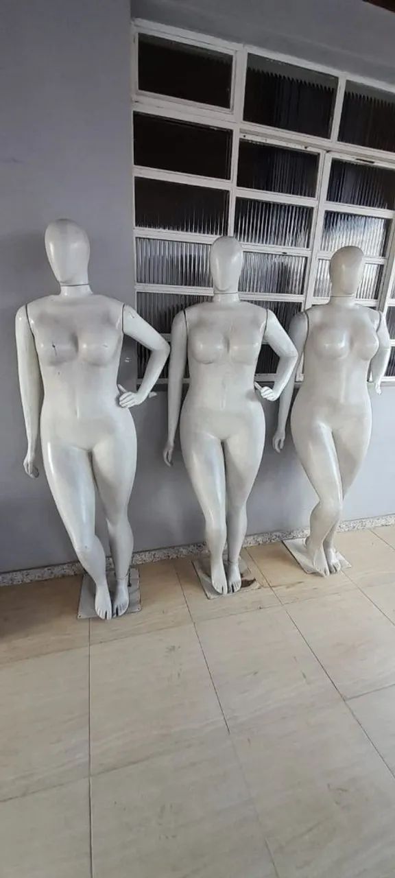 Manequim plus size pose 