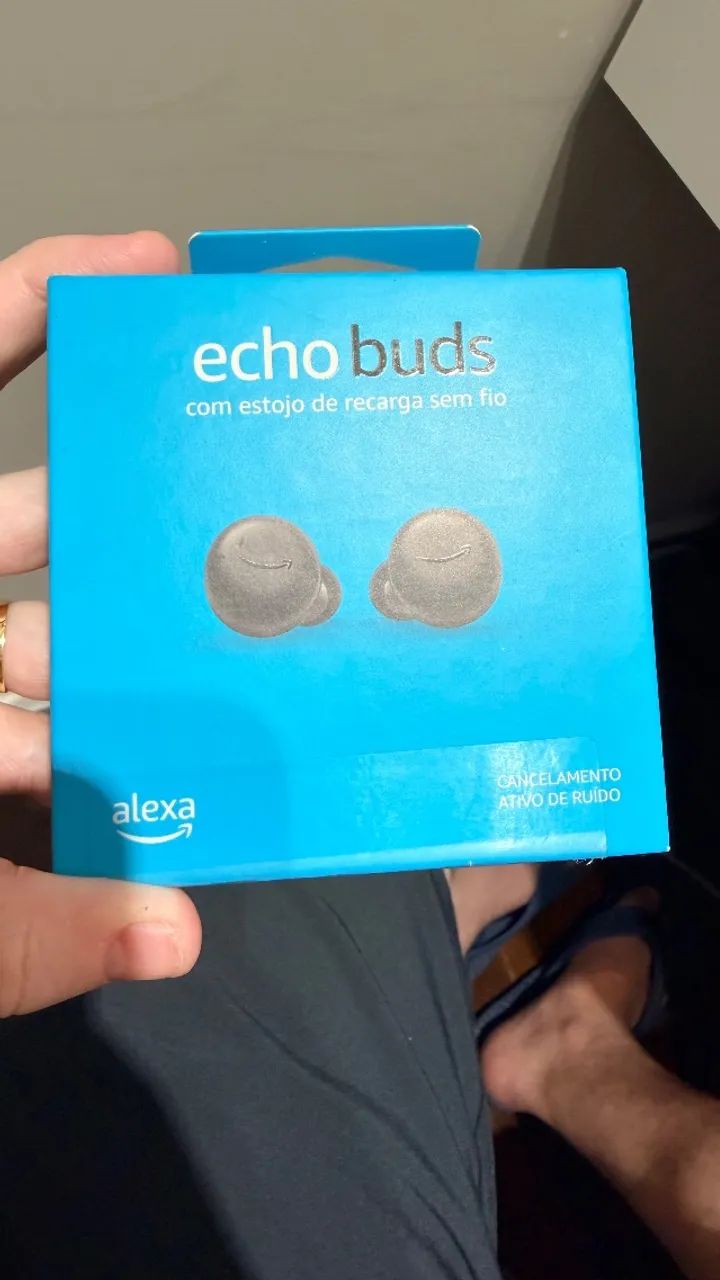 Echo Buds com estojo de recarga sem fio