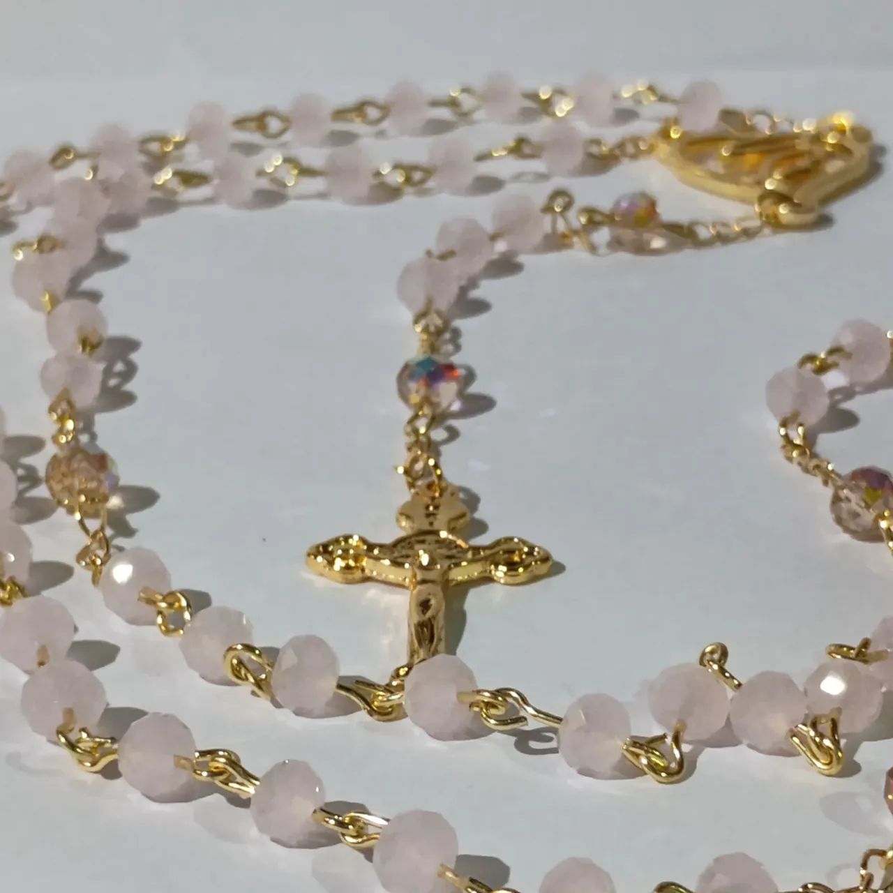 Preço com pedras em rosa bebê com imagens de nossa Senhora crucifixo banhado a ouro