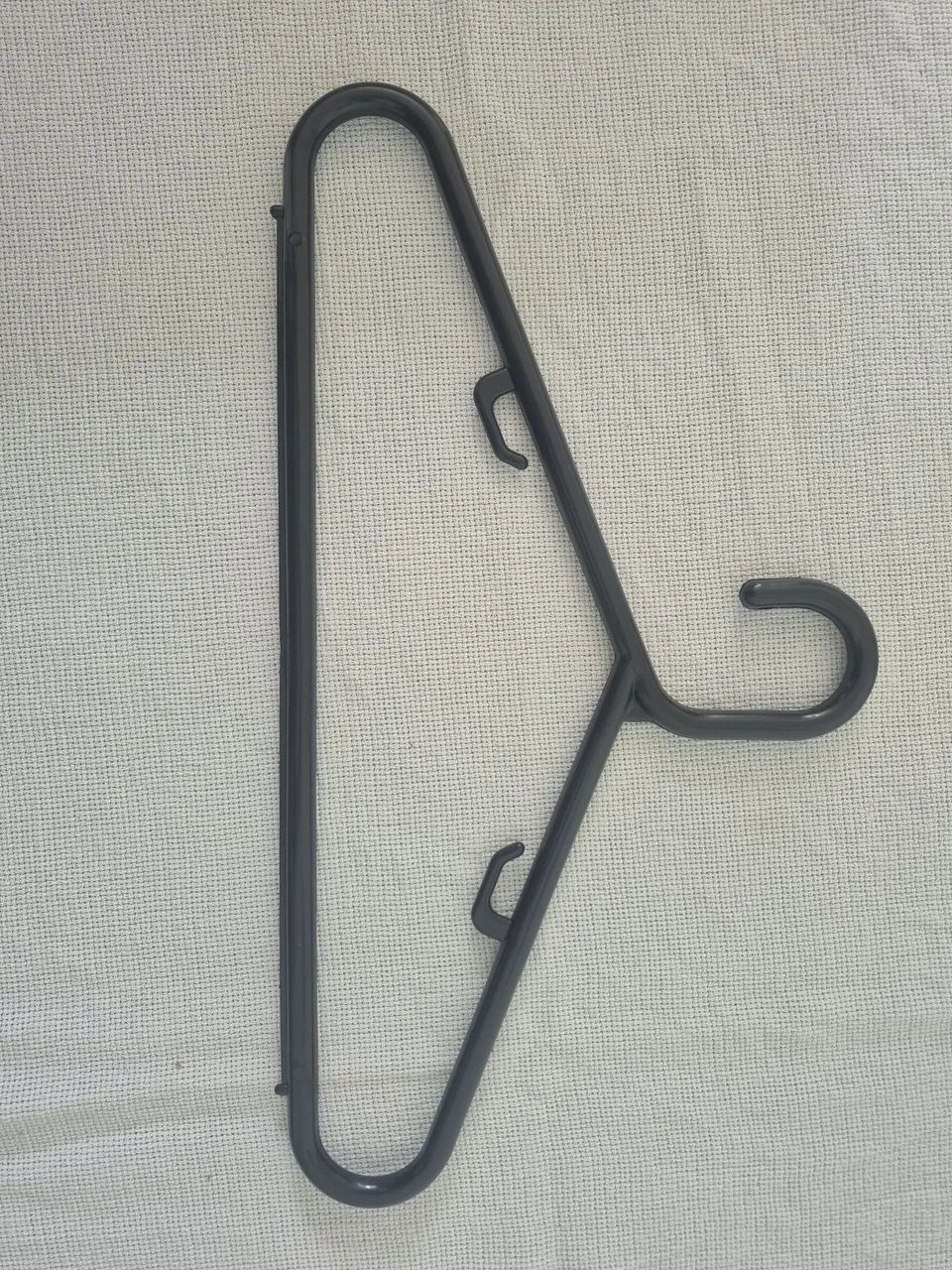 Cabide preto de plástico resistente 