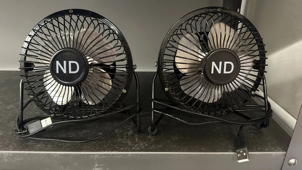 2 ventiladores de mesa USB em bom estado 