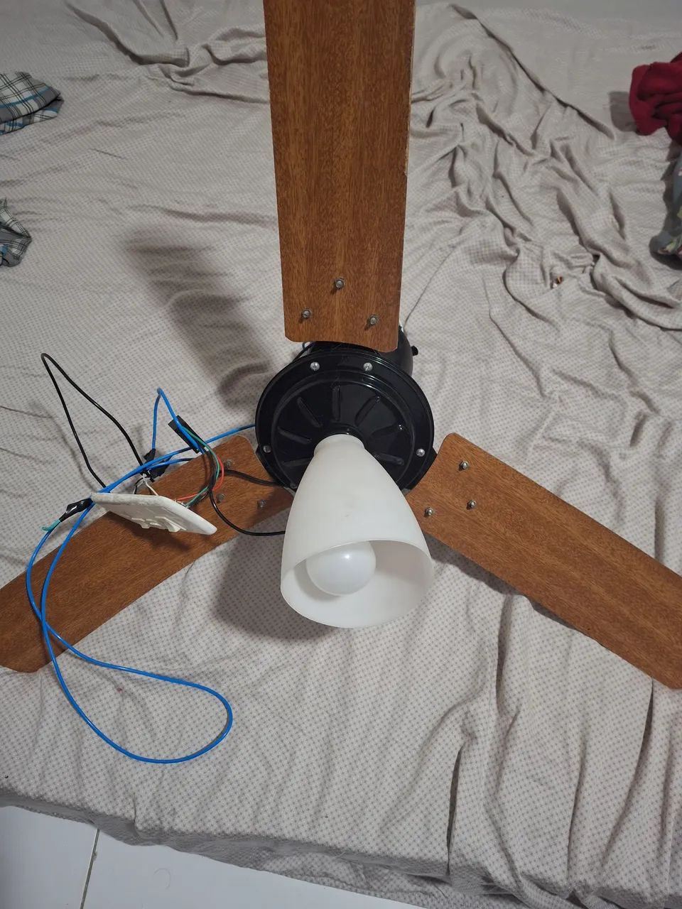 Ventilador de teto semi-novo. Funcionando perfeitamente.