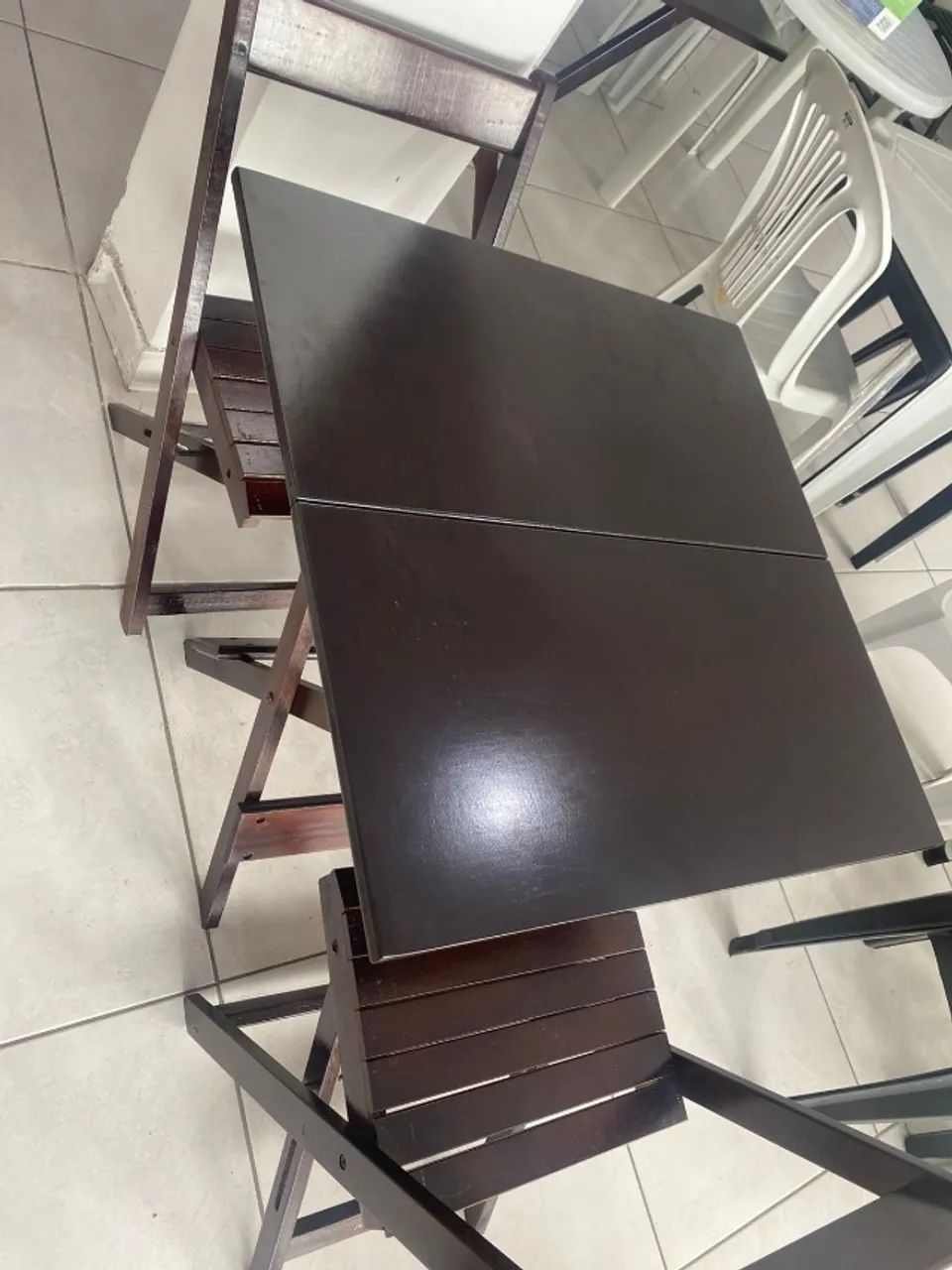 JOGO DE MESA DE MADEIRA DOBRAVEIS COM 4 CADEIRAS - Foto 2