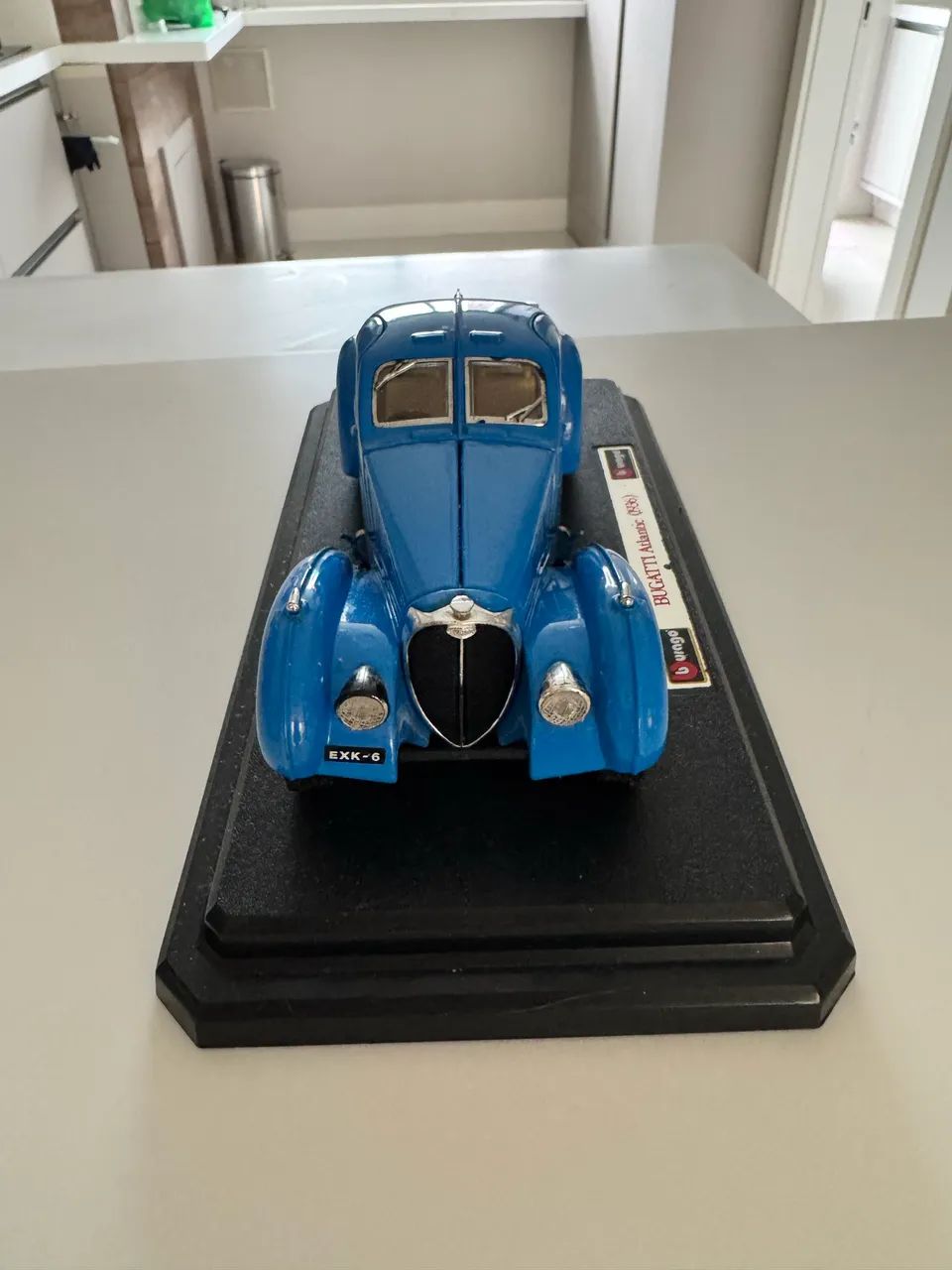 Miniatura Bugatti Atlantic 1936 escala 1:24 marca Burago
