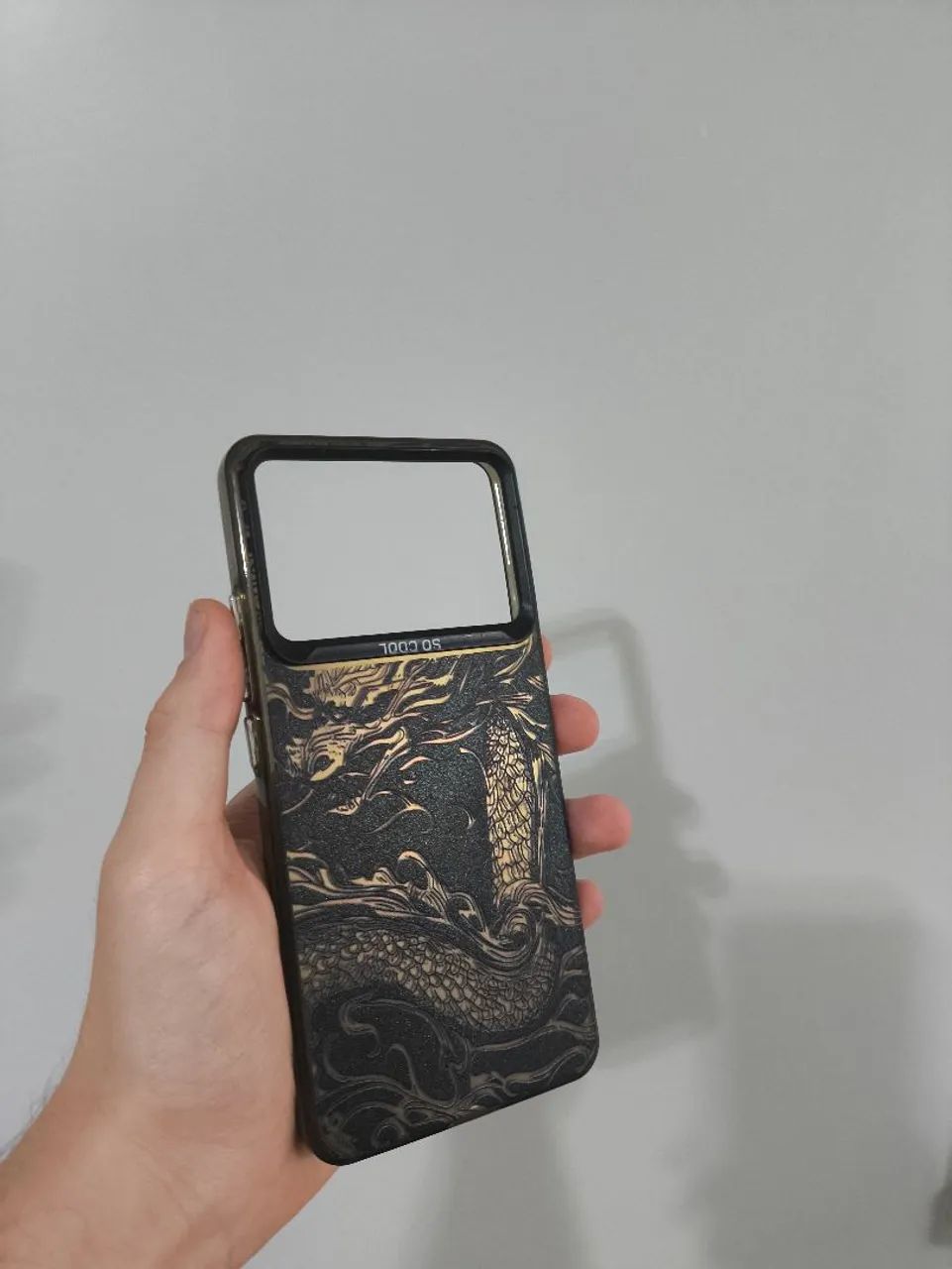 capinha poco x6 pro preta dragão dourado - Foto 2