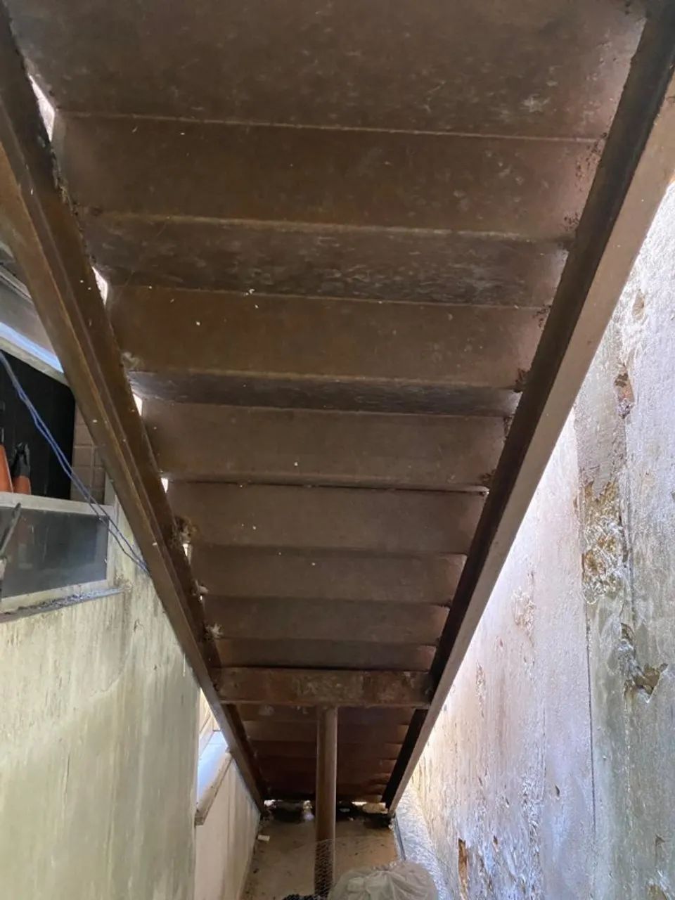 Escada de acesso em ferro