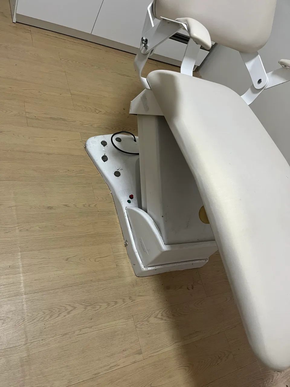 Vendo cadeira de estética/odonto - Foto 3