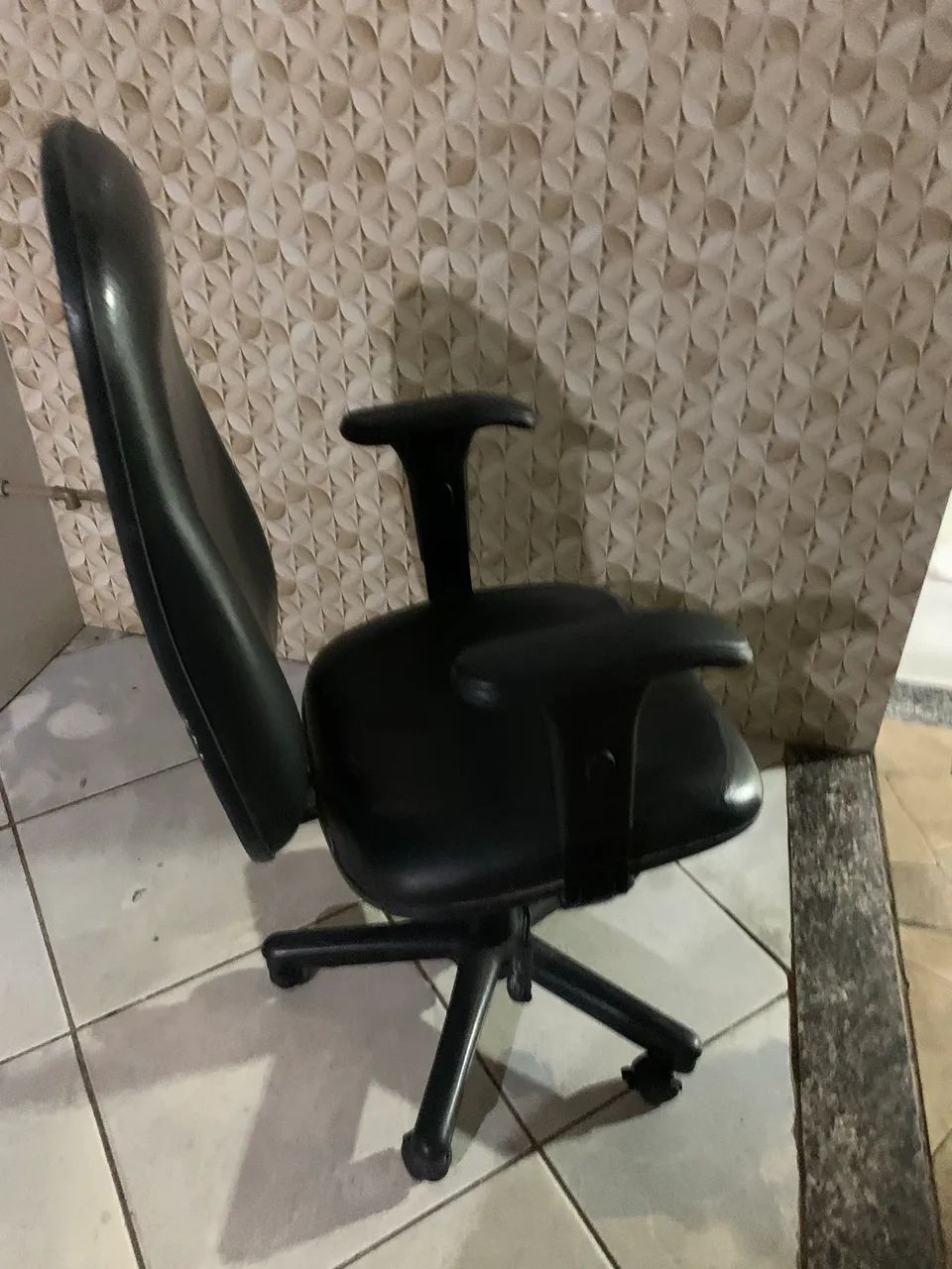 Cadeira ergonômica escritório com ajustes de braço e altura.  Confortável de couro - Foto 2