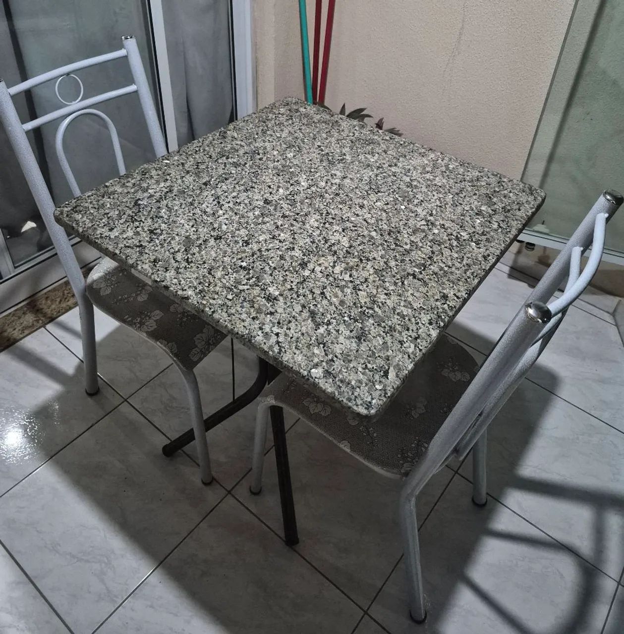 Conjunto - Mesa de mármore com duas cadeiras