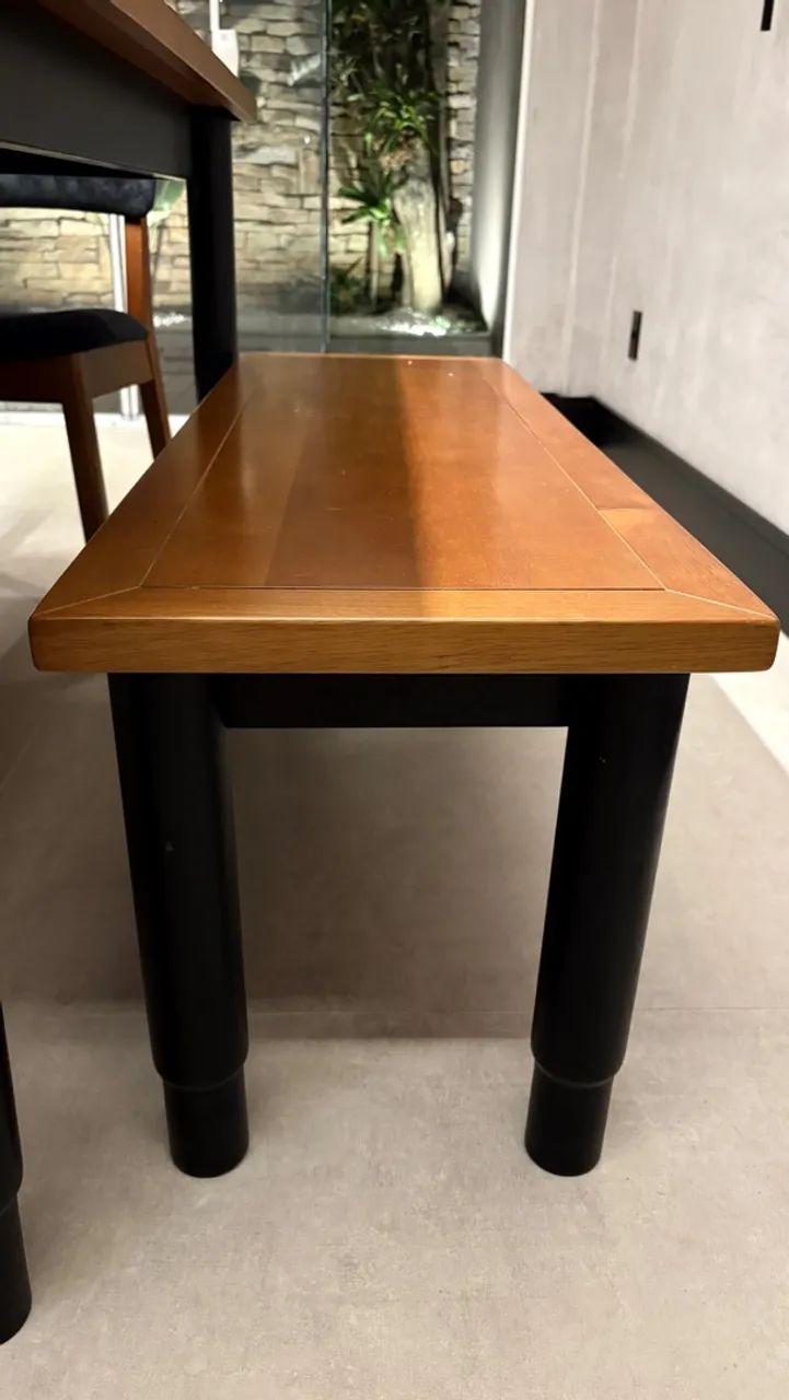 Conjunto mesa com 4 cadeiras e banco em madeira - Foto 4