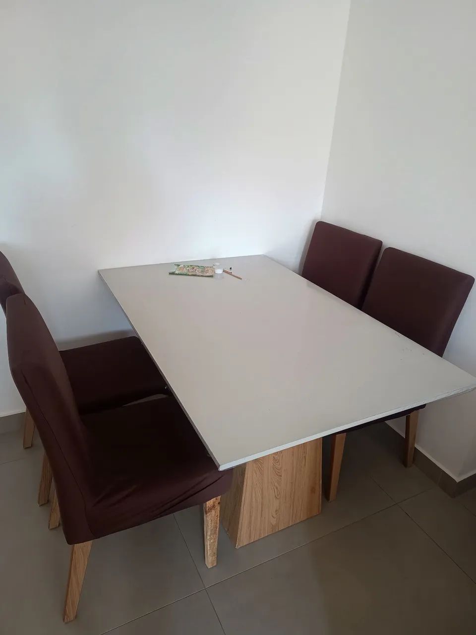 Mesa com 4 cadeiras 