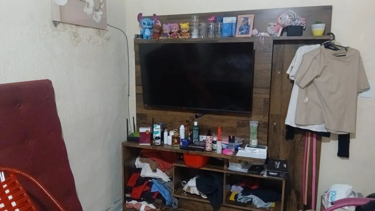 Vendo uma TV uma cama um painel  - Foto 3