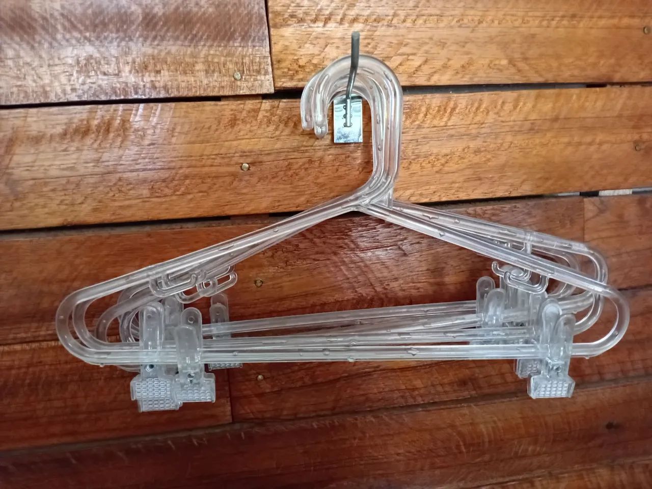 Cabides de acrílico com presilhas 