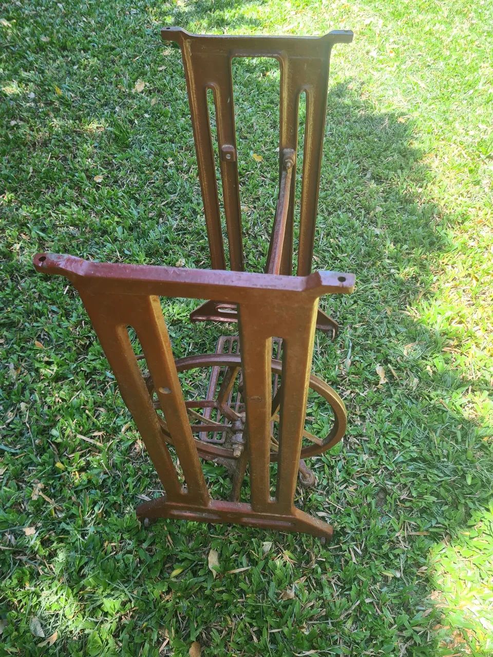 Pe de maquina de costura antigo - Foto 3