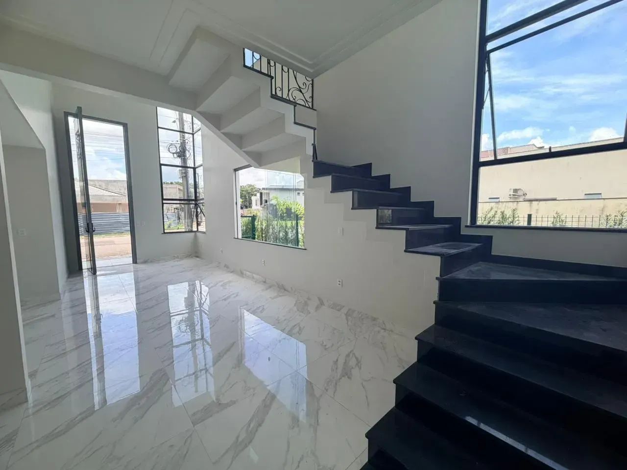 VENDO LINDA CASA COM 250 M2 SENDO 3 SUÍTES E LAZER - Foto 2