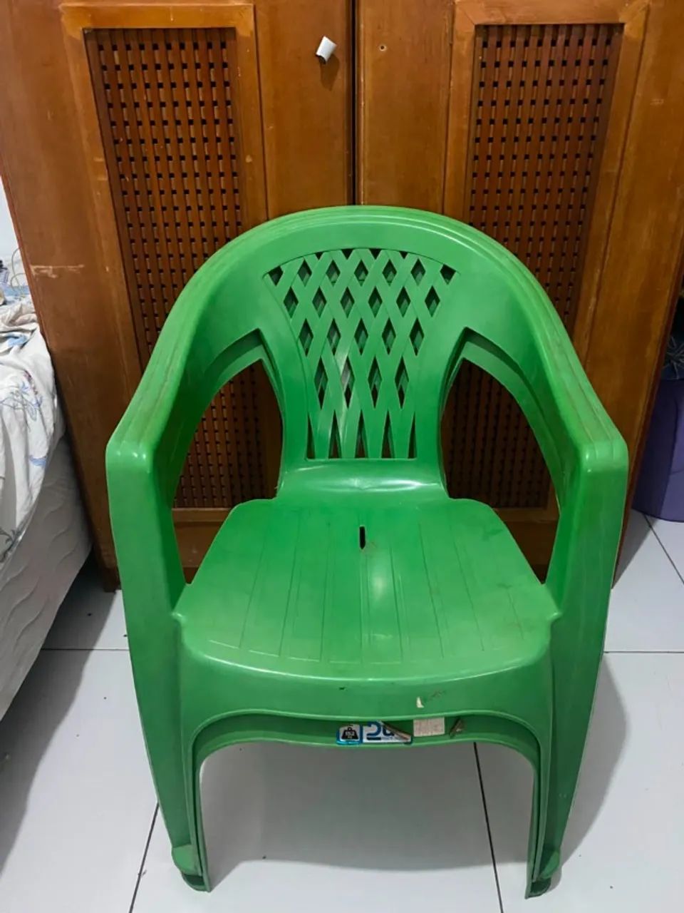 cadeiras de plástico (duas unidades)